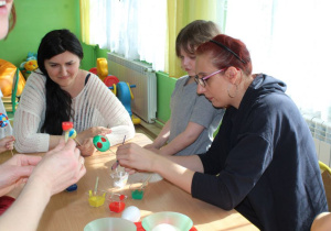 Wielkanocne spotkanie - jajek malowanie w gr. II