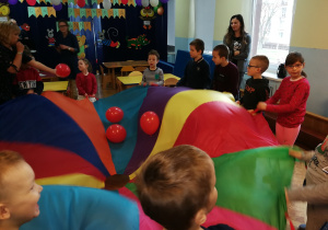 zabawa integracyjna z chustą