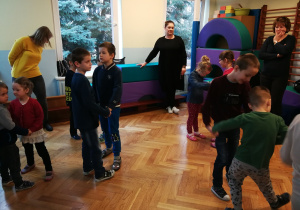 wspólna zabawa przedszkolaków
