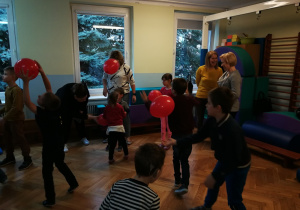 zabawa z balonami