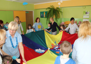 Zabawa z chustą animacyjną