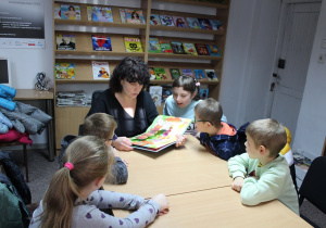 Dzieci słuchają opowiadania
