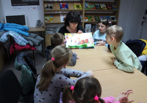Miłosz, Lena, Hana, Jaś i Maja oglądają kolorowe ilustracje