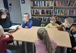 P. Ewa czyta dzieciom rozdziały książki pt. Dobre maniery