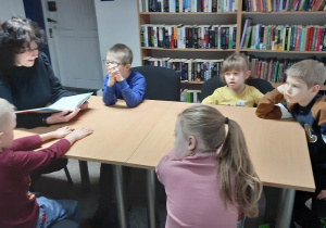 P. Ewa czyta dzieciom książkę pt. Dobre maniery (1)