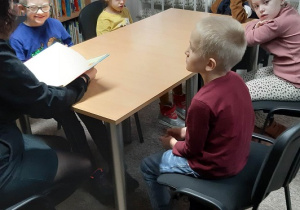 P. Ewa czyta dzieciom książkę pt. Dobre maniery (2)