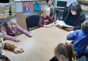 P. Ewa czyta dzieciom książkę pt. Dobre maniery (3)
