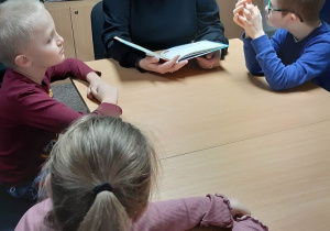 P. Ewa czyta dzieciom książkę pt. Dobre maniery (4)