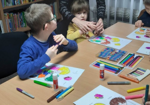 Dzieci wykonują prace plastyczne do wysłuchanego opowiadania 2