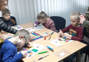 Dzieci wykonują prace plastyczne do wysłuchanego opowiadania 3