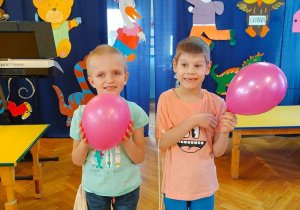 Szczęśliwi Adaś i Miłosz z nagrodami