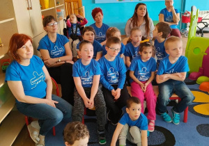Przedszkolaki oglądają film edukacyjny o Autyzmie