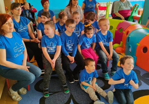 Przedszkolaki oglądają film edukacyjny o Autyzmie
