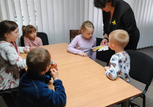P. Ewa rozdaje dzieciom nagrody za udział w zajęciu 1