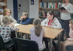 Dzieci utrwalają "złote zasady zachowania" z p. Iwonką