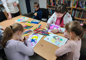 Przedszkolaki wykonują pracę plastyczną 2