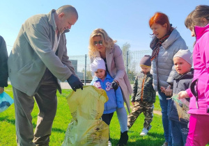 Przedszkolaki sprzątają pobliskie tereny zieleni 7
