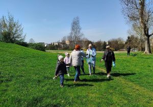 Przedszkolaki sprzątają pobliskie tereny zieleni 8