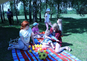 Ulubiona zabawa piłeczkami Szymonka