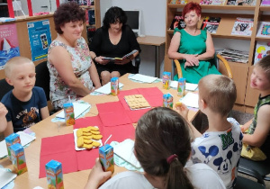 Dzieci odpowiadają na pytania quizowe