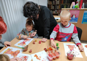 Przedszkolaki kończą pracę plastyczną