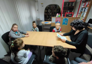 Pani Ewa czyta dzieciom bajkę terapeutyczną 3