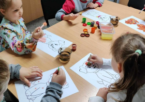 Adaś, Lila, Natalia i Maja wykonują pracę plastyczną