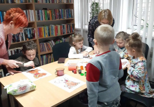 Panie Ania i Iwonka pomagają dzieciom w tworzeniu prac