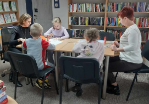 Hana, Maja i Adaś podczas pracy twórczej 1