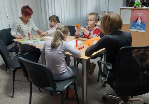 Hana, Maja i Adaś podczas pracy twórczej 2