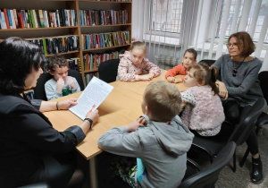 Pani Ewa czyta dzieciom bajkę o Rufusie 2