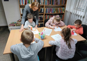 Przedszkolaki w trakcie tworzenia pracy plastycznej 1