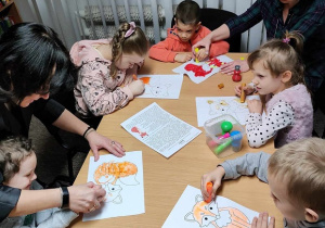 Przedszkolaki w trakcie tworzenia pracy plastycznej 3