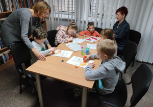 Przedszkolaki w trakcie tworzenia pracy plastycznej 4