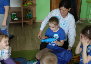 Zabawa "Czarodziejski worek" - na zdjęciu Hana z panią Kingą
