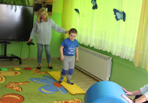 Mikołaj pod czujnym okiem pani Małgosi pokonuje sensoryczny tor przeszkód