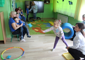 Ania rzuca do celu, na zdjęciu z panią Kingą, w tle pozostali uczestnicy zajęcia