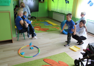 Krzysiu rzuca do celu, na zdjęciu z panią Kingą