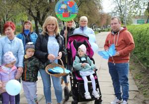 Dzieci wręczają papierowe motylki mieszkańcom Radomska