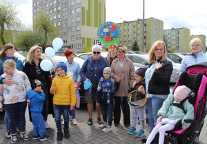 Dzieci wręczają papierowe motylki mieszkańcom Radomska