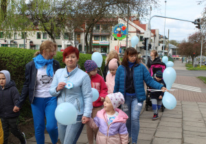 Niebieski przemarsz ulicą Piastowską