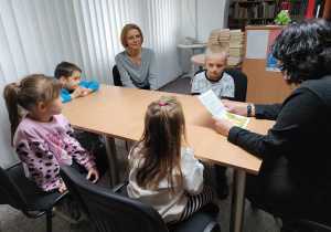Dzieci słuchają bajkę terapeutyczną 1