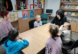 Dzieci słuchają bajkę terapeutyczną 3