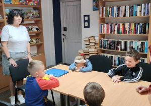 Przedszkolaki poznają panią Ewę - bibliotekarkę