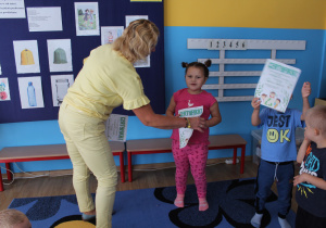 Rozdanie certyfikatów - na zdjęciu Julia z p. Agnieszką