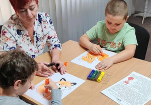 Kubuś i Mikołaj wykonują własne prace