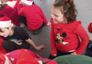Konkurencja plastyczna - na zdjęciu Julia z grupą dzieci z PSP Nr 3 w Radomsku
