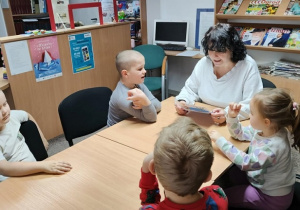 Dzieci słuchają bajkę czytaną przez p. Ewę
