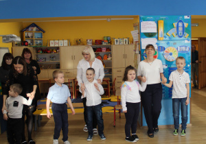 Układ choreograficzny do piosenki - na zdjęciu Kacper, Julia, Danil, Oluś i Boguś z p. Ulą, Elą i Anią