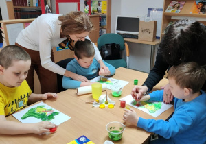 Dzieci w czasie wykonywania pracy plastycznej